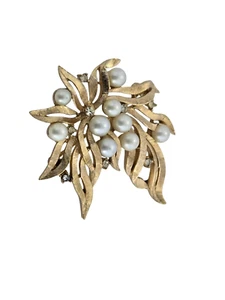 Crown Trifari Vintage Gold Tone Openwork Brooch w/ Pearl & Rhinestones - Picture 1 of 6
