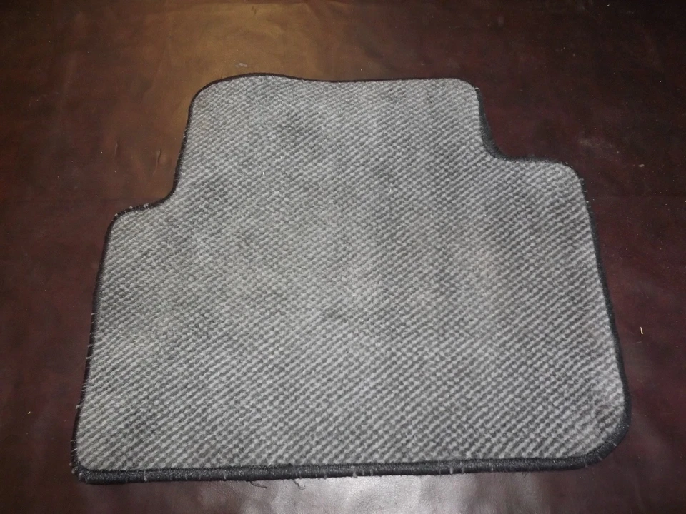 97-01 OEM USDM Acura Integra ST7 DC Type R ITR tapete de assoalho traseiro passageiro R - Imagem 1 de 4