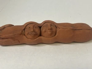 Handwerkliche handgefertigte Tonfigur 2 Erbsen in einer Schote Gesicht 9 Zoll signiert vom Künstler - Bild 1 von 7