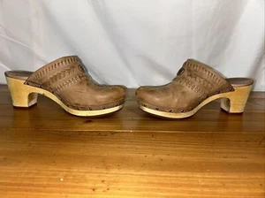 Zuecos de cuero UGG Australia Viveca para mujer talla 9 forrados de lana gamuza con tachuelas” - Imagen 1 de 8