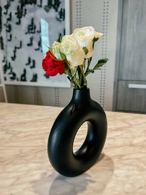 Jarrón grande negro áspero Ikebana: florero único y moderno de cerámica para donas Foto 1 de 4