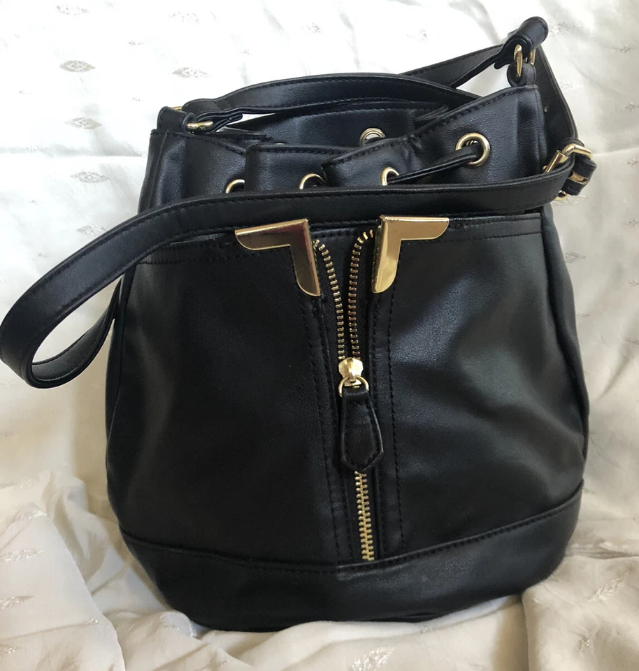 Bolso tipo cubo Danielle Nicole de cuero sintético negro con cordón con detalles de cremallera Foto 1 de 4