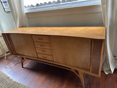 Diseño moderno danés de mediados de siglo. Aparador de nogal con detalles de burl de nogal. Foto 1 de 2