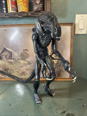 Tsukuda Hobby ALIENS 1:5 Scale Alien Warrior PVC Completed Model - Image 1 of 4