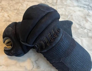 Kendo Kote cosido a mano tamaño M-L cuero azul marino usado leve daño área de... - Imagen 1 de 8
