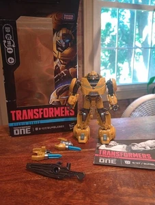 B-127/BUMBLEBEE (Studio Series) Transformers One (Hasbro) Deluxe Class Figure - Picture 1 of 21