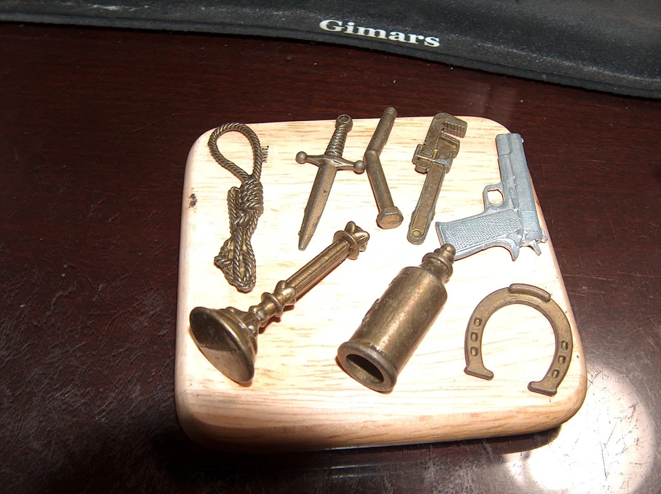 Piezas de repuesto Clue Master Detective 1988 7 armas color bronce y pistola plateada Foto 1 de 4