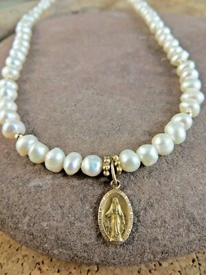 Genuino Perla Blanca Lleno Oro 12k Pequeño O Mary Colgante 16" Collar Hilo #518 Foto 1 de 4