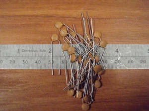Condensatori a disco ceramici 2200 pF 1 kV, quantità 25 - Foto 1 di 4