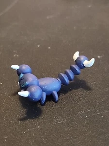 Figura Pokémon Skorupi 2" Tomy PVC - Imagen 1 de 5