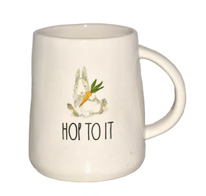 Taza de café Rae Dunn colección artesanal MAGENTA 195 HOP TO IT conejo de Pascua - Imagen 1 de 3