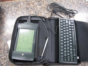 Apple Newton MessagePad 2100 con teclado, estuche y cables - probado y funcionando - HV42 - Imagen 1 de 24