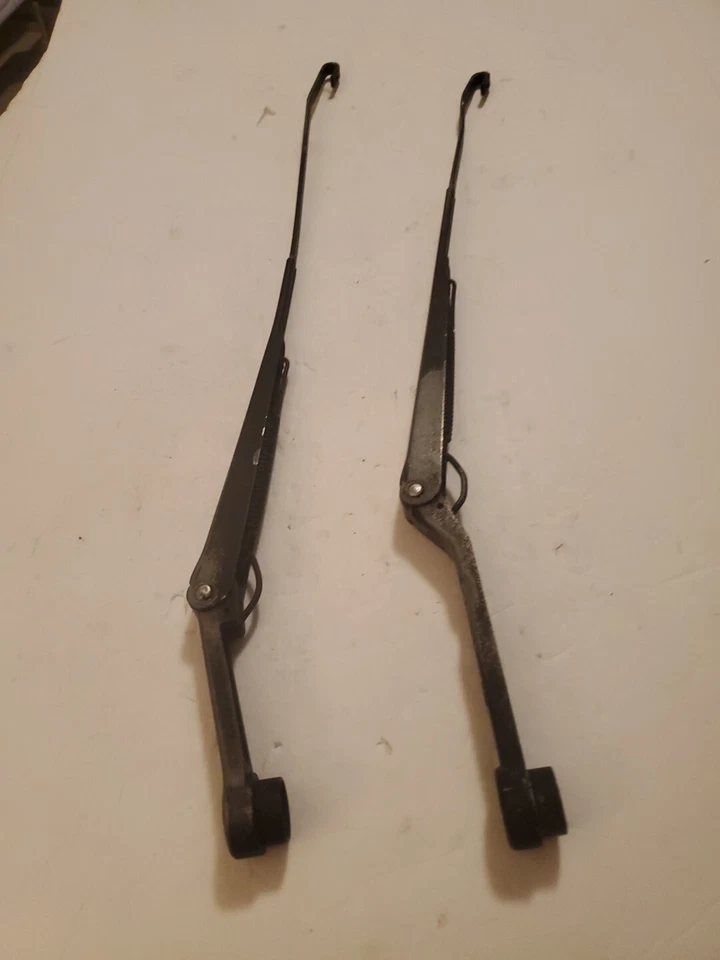 KIA SEPHIA 1994 1997 BRAZOS LIMPIAPARABRISAS IZQUIERDO Y DERECHO FABRICANTE ORIGINAL SIN CUCHILLAS  Foto 1 de 4