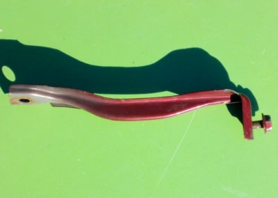 SOPORTE GUARDABARROS DELANTERO CHEVY METRO 1995-2001 30013386 OEM CHEVROLET GEO ROJO Foto 1 de 4