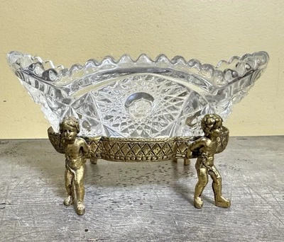 Globo Hollywood Regency vidro e latão querubins pedestal prato corte vidro catchall - Imagem 1 de 4