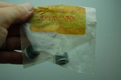 Cojín de freno trasero 2 NOS SUZUKI 43370-37300 DR400 80-81, DR500 83, DR600 85-89 Foto 1 de 3