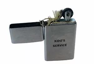 Encendedor de colección publicidad Barlow Kido's Service gasolinera petrolera tienda de esquina EE. UU. - Imagen 1 de 4