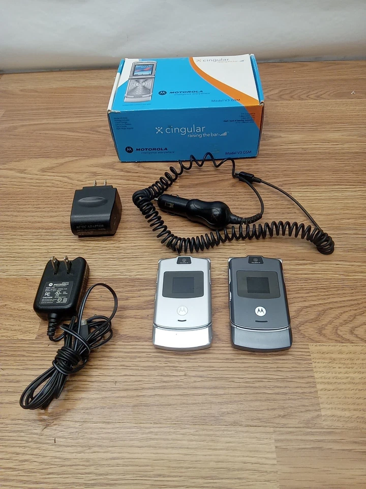 Лот из 2 телефонов-раскладушек Motorola Razr V3 серебристые темно-серые на запчасти или для ремонта - Изображение 1 из 4