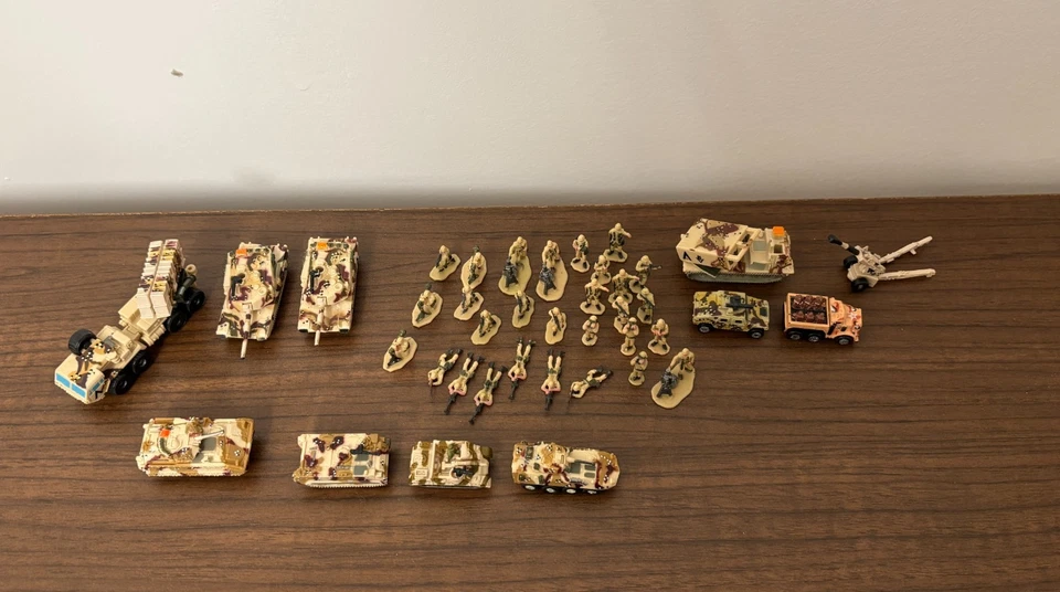 BIG LOT: Galoob MICRO MACHINES Desert Storm: 41 vehicles and soldiers - Image 1 of 4