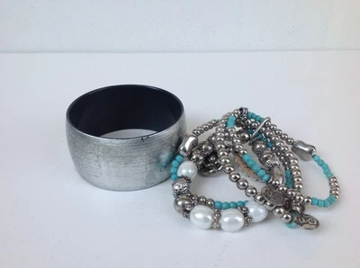 2 Pulseras, Puño Plata y Plata, Turquesa y Perla Cuentas Disfraz Elástico Foto 1 de 4