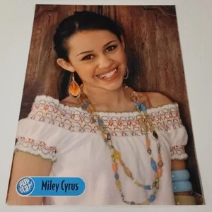 Miley Cyrus / Emily Osment Pinup - Bild 1 von 2