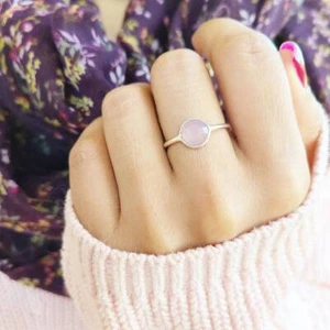 Anillo de cuarzo rosa de plata, delicado anillo de plata, anillo de mujer hecho a mano, regalos para hermanas - Imagen 1 de 10