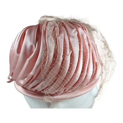 Chapéu feminino Lee Bury of Dallas vintage cetim rosa com véu de rede tamanho 22 Finlândia - Imagem 1 de 4