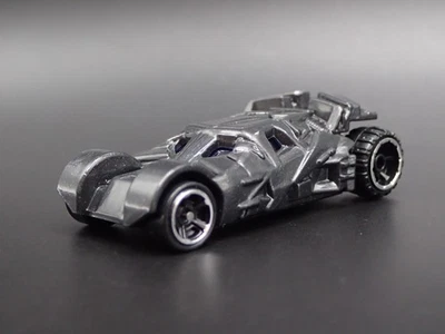 BATMAN BATMOBILE THE TUMBLER BATMAN BEGINS Diorama Diecast In Scala 1:64 - Immagine 1 di 4