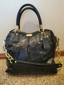 Borsa Coach nera in vernice con tracolla a catena manico superiore tracolla grande - Foto 1 di 23