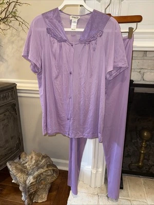 Vintage VANITY FAIR Nylon Pajama Set Lilac Purple Embroidery 90-107 Medium M - Image 1 of 4
