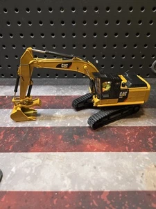1:50 Caterpillar 568 Road Builder - Picture 1 of 10