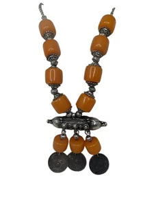 Antiguo collar tribal con cuentas naranjas y monedas de plata - Imagen 1 de 1
