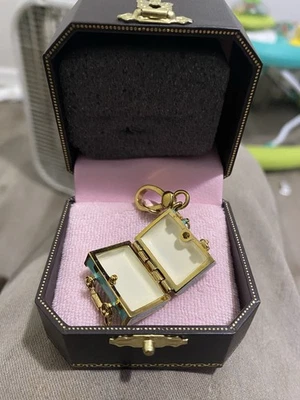 Dije interactivo Juicy Couture Traincase con caja y etiquetas originales Foto 1 de 2