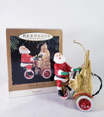 Adorno de recuerdo con sello de luz mágica y música de Santa's Sing Along Foto 1 de 4