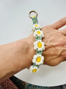 Makramee Schlüsselanhänger Gänseblümchen Handarbeit Handgelenk Schlüsselband Boho Keyring Handyhalter - Bild 1 von 11