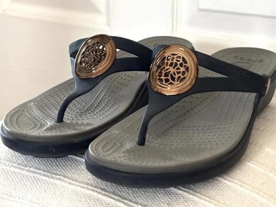 Sandalias CROCS Sanrah para mujer talla 11 gris marino correa sin cordones medallón de bronce Foto 1 de 4