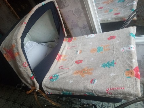 Cappuccio Coach costruito Pram pelliccia e coperta abbinati pan di zenzero uomo tema natalizio