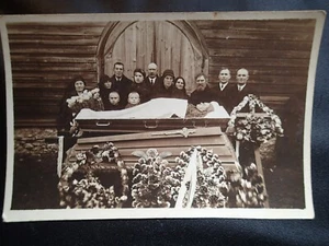 1930-s OLD LADY POST MORTEM OPEN COFFIN ORIGINAL VINTAGE PHOTO EUROPE - Picture 1 of 2