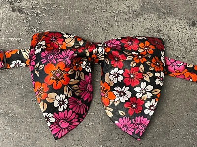 Gravata borboleta de cetim floral preta/vermelha feita à mão estilo vintage formatura de casamento - Imagem 1 de 3