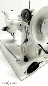 Máquina de coser Desk Dave's "CLASSIC WHITE" Singer Featherweight 221. - Imagen 1 de 13