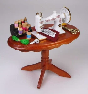 Reutter Porzellan Nähtisch Tisch mit Nähzubehör Faden Puppenstube 1:12 Zubehör - Bild 1 von 8