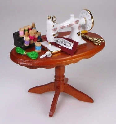 Reutter Porzellan Nähtisch Tisch mit Nähzubehör Faden Puppenstube 1:12 Zubehör - Bild 1 von 4