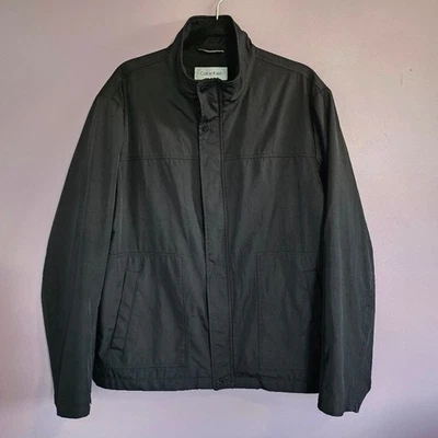 Chaqueta cortavientos para hombre mediana Calvin Klein negra cuello simulado cremallera Foto 1 de 4