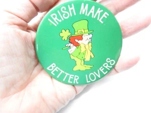 Pin vintage de 3 pulgadas Green Irish Make Better Lovers duende día de San Patricio - Imagen 1 de 4