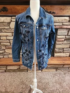 Lularoe Jaxon Jeansjacke - Medium - Neu - Denim mit dunkelblauer Blumenstickerei - Bild 1 von 16