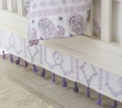 Falda de cuna Pottery Barn Kids borlada púrpura con borla Keira Foto 1 de 4