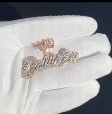 Colgante con dije de corona de nombre personalizado de moissanita real de 2,20 quilates enchapado en oro rosa de 14 quilates Foto 1 de 4