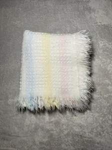 Vintage Acryl Babydecke Pastell Streifen Rosa Gelb Blau Waffelmuster Fransen - Bild 1 von 4
