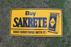 Letrero de metal de cemento Sakrete 1975 vintage hacer algo con él 14,25"x27,25" - Imagen 1 de 2