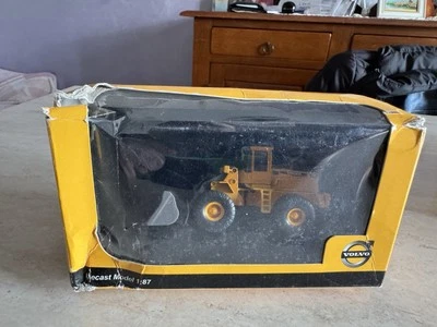 MEZZO DA LAVORO STRADALE ESCAVATORE GOMMATO VOLVO 1:87 NUOVO BOX DA COLLEZIONE - Immagine 1 di 4